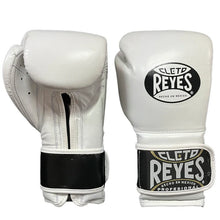 Cargar imagen en el visor de la galería, Guantes Cleto Reyes con cierre de contacto en piel 16 OZ