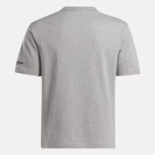 Cargar imagen en el visor de la galería, Camiseta gráfica Above The Rim de Reebok para hombre
