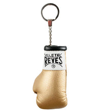 Cargar imagen en el visor de la galería, Guantes miniatura Cleto Reyes con llavero