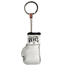 Cargar imagen en el visor de la galería, Guantes miniatura Cleto Reyes con llavero