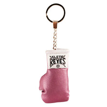 Cargar imagen en el visor de la galería, Guantes miniatura Cleto Reyes con llavero
