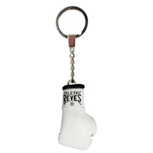 Cargar imagen en el visor de la galería, Guantes miniatura Cleto Reyes con llavero
